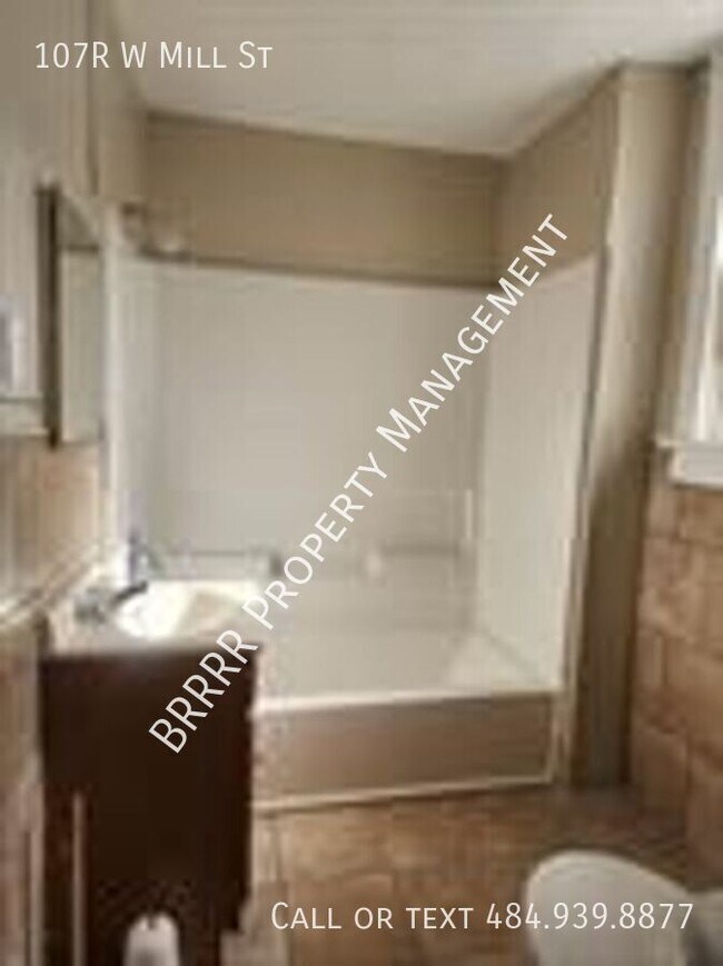 Building Photo - 107R W Mill St-