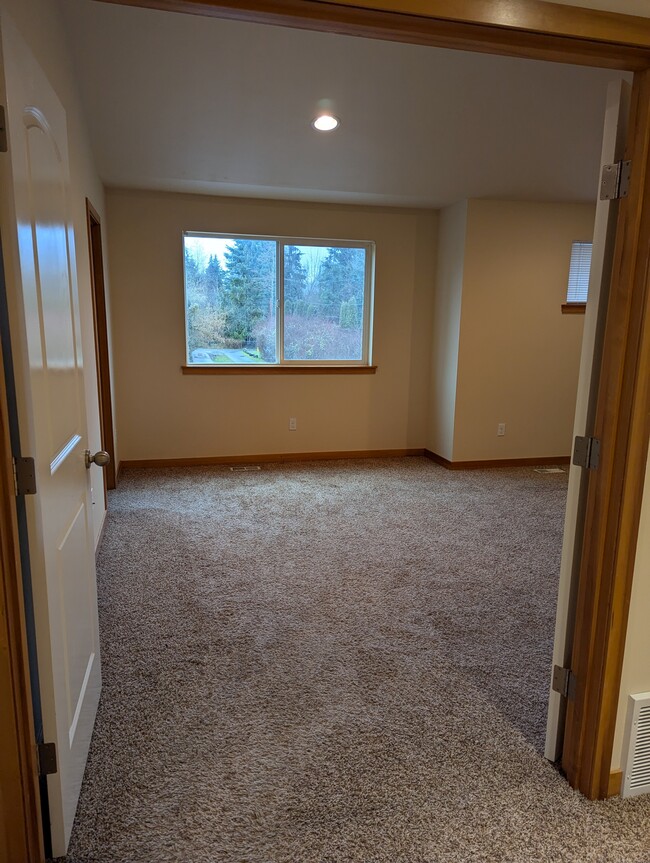 Master Bedroom w/ ensuite - 14 108th St SW