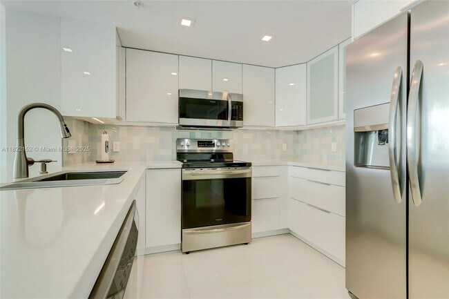 Building Photo - 3000 Coral Wy