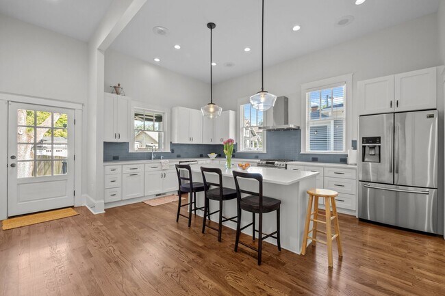 Building Photo - Gorgeous Renovation near Downtown Durham -...