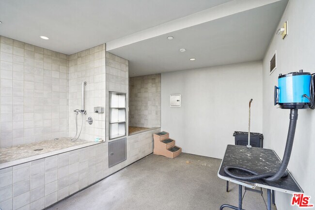 Building Photo - 1100 S Grand Ave