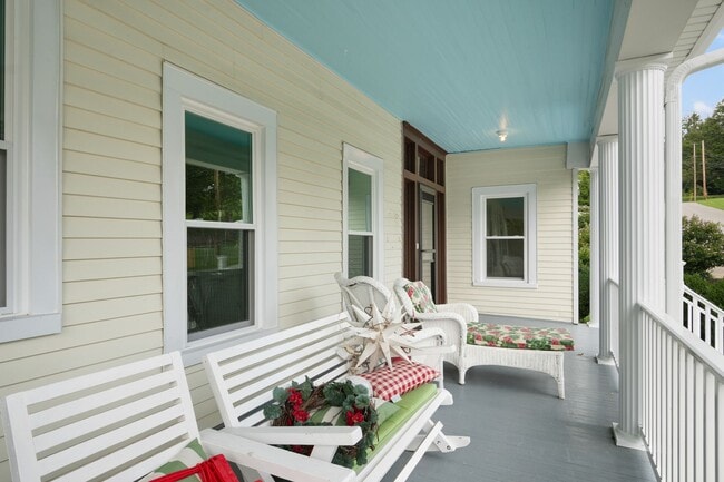Building Photo - 4 to 5 bed / 2 Bath Just remodeled