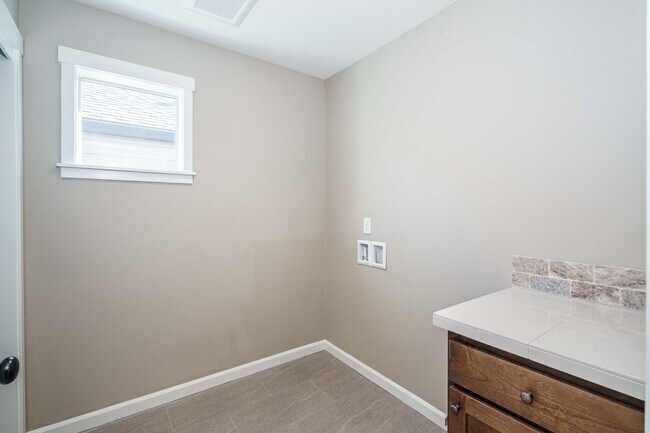 Building Photo - Beautiful Single-Level Home | 3 Bed, 2.5 B...