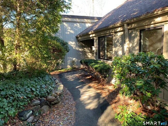 Building Photo - 400 Heritage Vlg