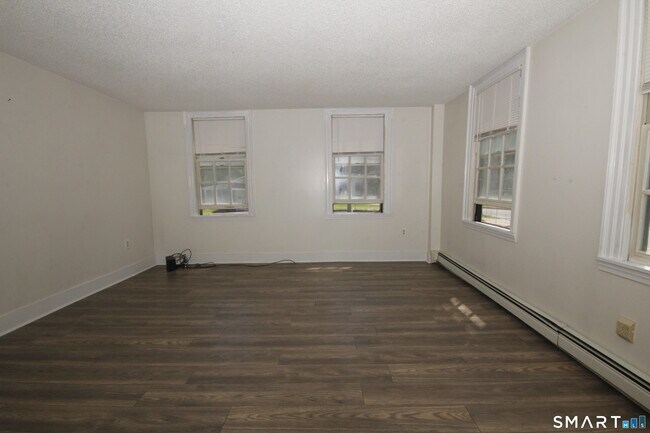 Building Photo - 204 Poquonock Ave