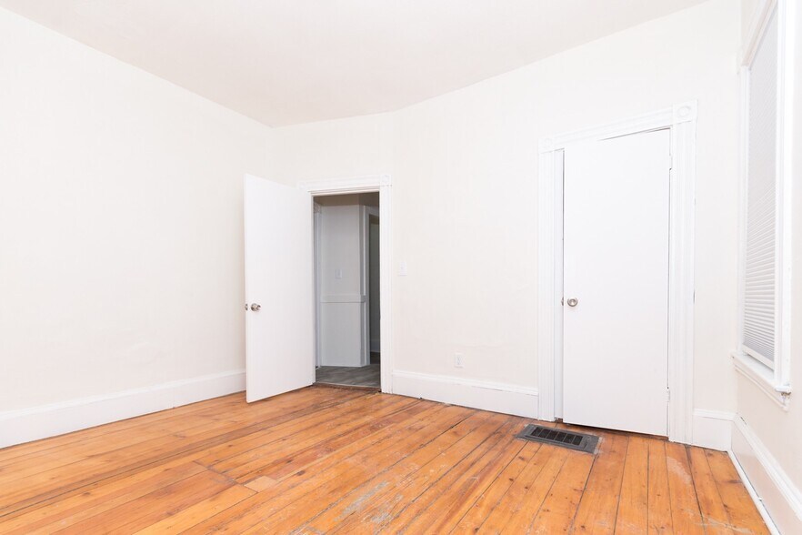 Building Photo - 25 Oakwood St