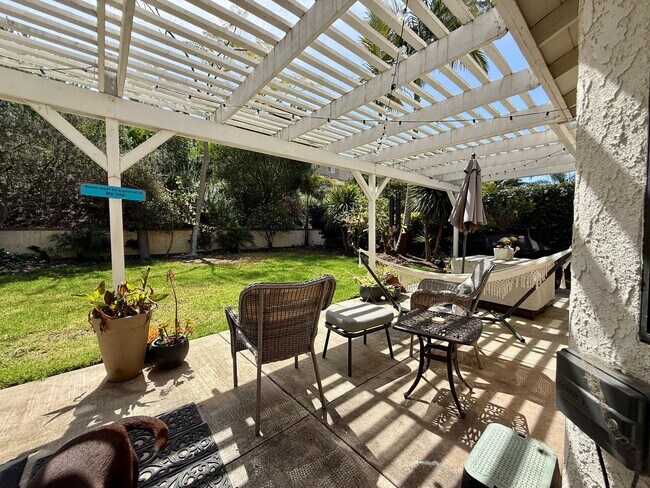 Building Photo - Luxury and Spacious Townhouse with Large Fenced Yard! Double Car Garage!