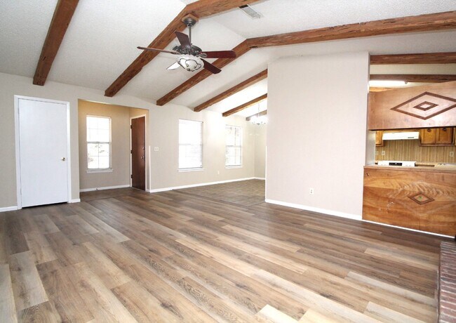 Building Photo - 3 bed 2 bath home with 2 car garage and Fl...