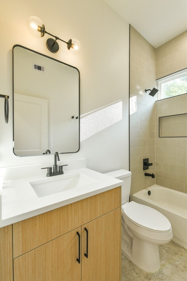 Building Photo - 162 Wallace St