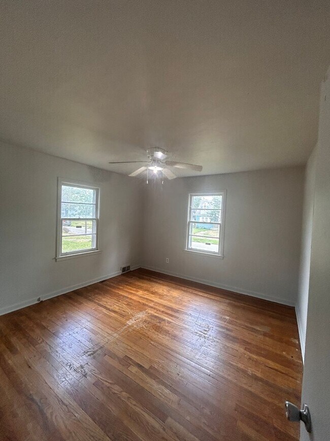 Building Photo - 4204 Robinwood Dr