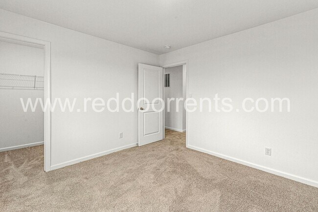 Building Photo - ? Move In Now and Get 6 Months of the Resi...