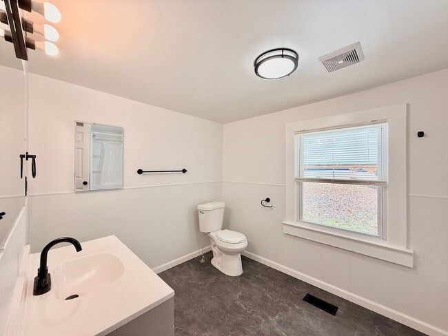 Building Photo - Charming 3 Bedroom Home for Rent!