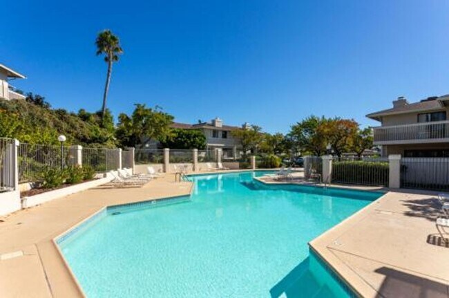 Building Photo - Bright 3B/2BA Condo in La Jolla with Spacious Kitchen and Dual Vanity Primary Bath