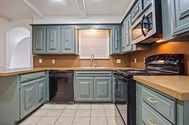 Building Photo - Beautifully Renovated 3bed/  2bath in Del city!   Bonus room in the Master bedroom!!