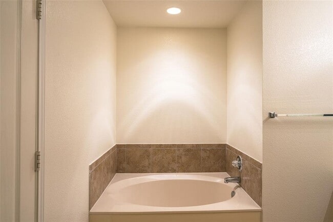 Building Photo - 612 Dark Tree Ln