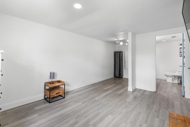 Building Photo - 1016 Beachwood Ave