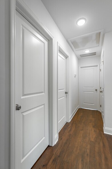 Building Photo - 5547 Stream Ln