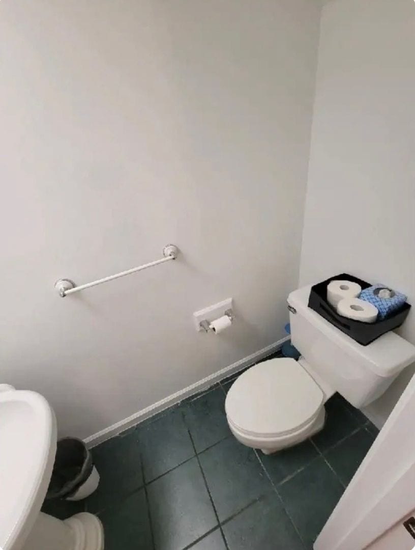 Building Photo - 400 17th Ave S