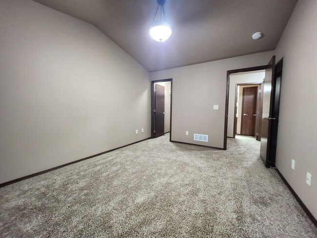 Building Photo - Charming 2-Bedroom Townhome in South Side ...