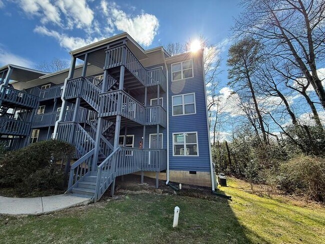 Building Photo - Collegeview Apartments! Updated 2 Bed 2 Bath Apartment with Washer/Dryer!