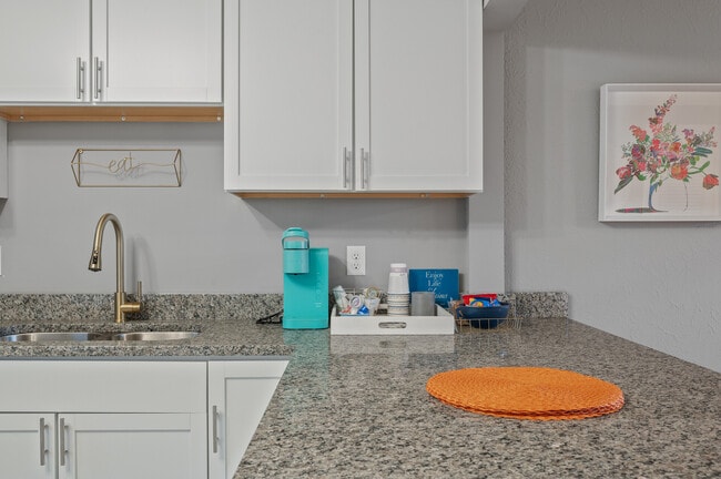 Building Photo - 248 Ruth St N