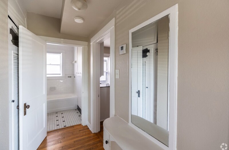 Building Photo - 301-311 W Leuda St