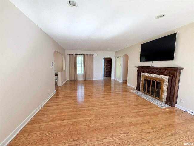 Building Photo - 136 E Hazel Dell Ln