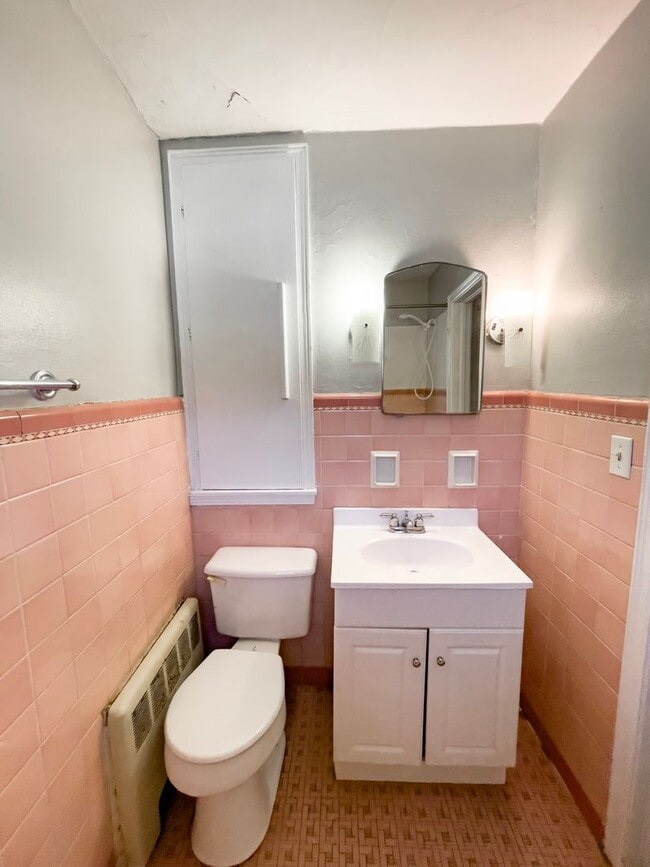 Building Photo - Cozy 1 bedroom, Close to Campus