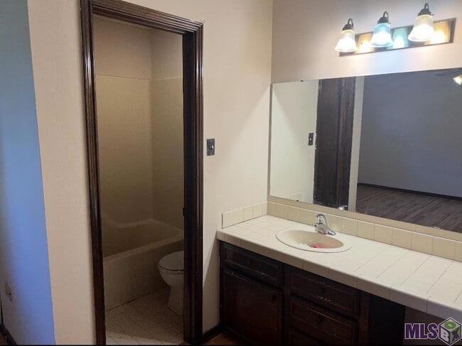 Building Photo - 211 Chantilly Dr