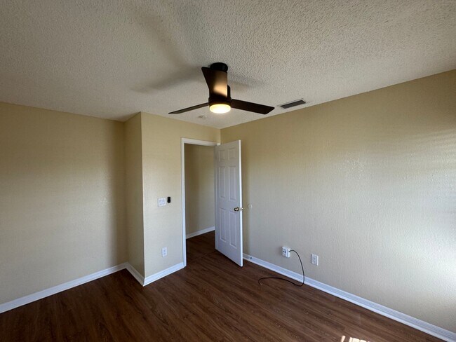 Building Photo - Spacious 3/2 Home with Screened Patio and Large Yard *Lawn Care Included!*