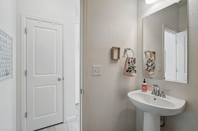 Building Photo - Spacious 3BR/3BA Townhome-Available NOW!