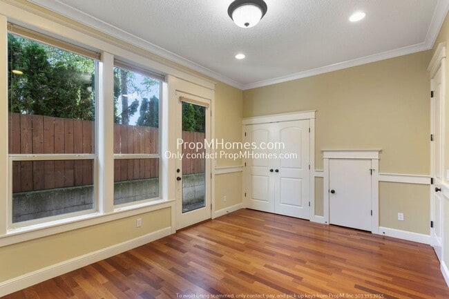 Building Photo - Luxury Two Bedroom Townhouse in NE!