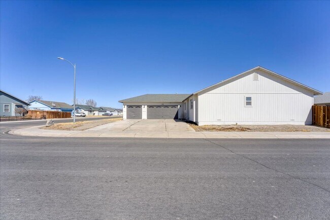 Building Photo - Cute corner lot 3 bed/ 2 bath