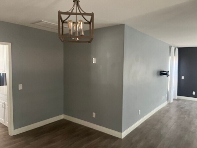 Building Photo - POOL HOME 3 BEDROOMS 3 BATHS