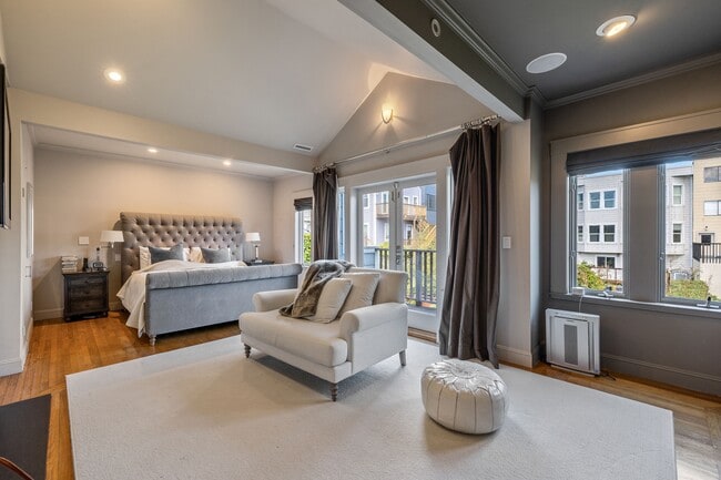 Building Photo - 2866 Pine St