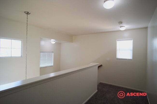 Building Photo - Stunning 2 Story Home!