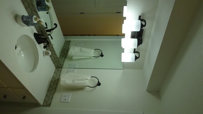 Restroom w/ large shower - 2480 Chama Ave