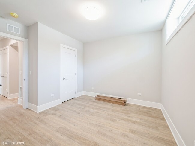 Building Photo - 1607 W Waveland Ave