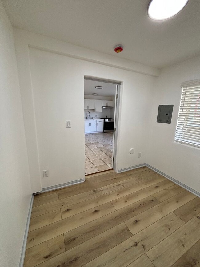 Building Photo - Beautiful Newly Renovated 1 Bedroom in Lon...