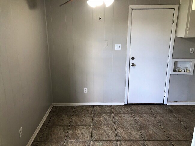 Building Photo - Adorable Home Located Down the Street from Alderson Elementary!