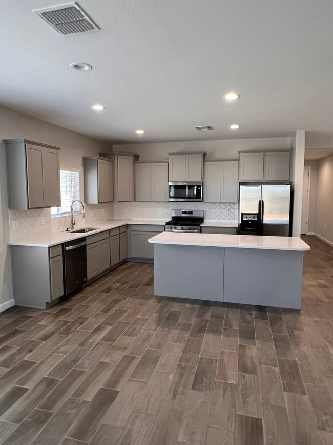 Spacious kitchen w/breakfast bar - 37640 W San Sisto Ave