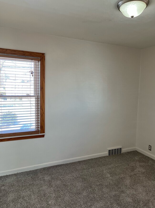 Bedroom 2 - 8634 W Burleigh St