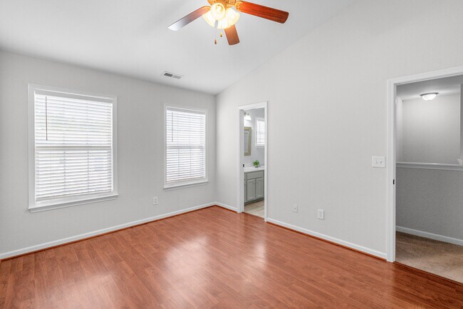 Building Photo - 558 Calen Ln