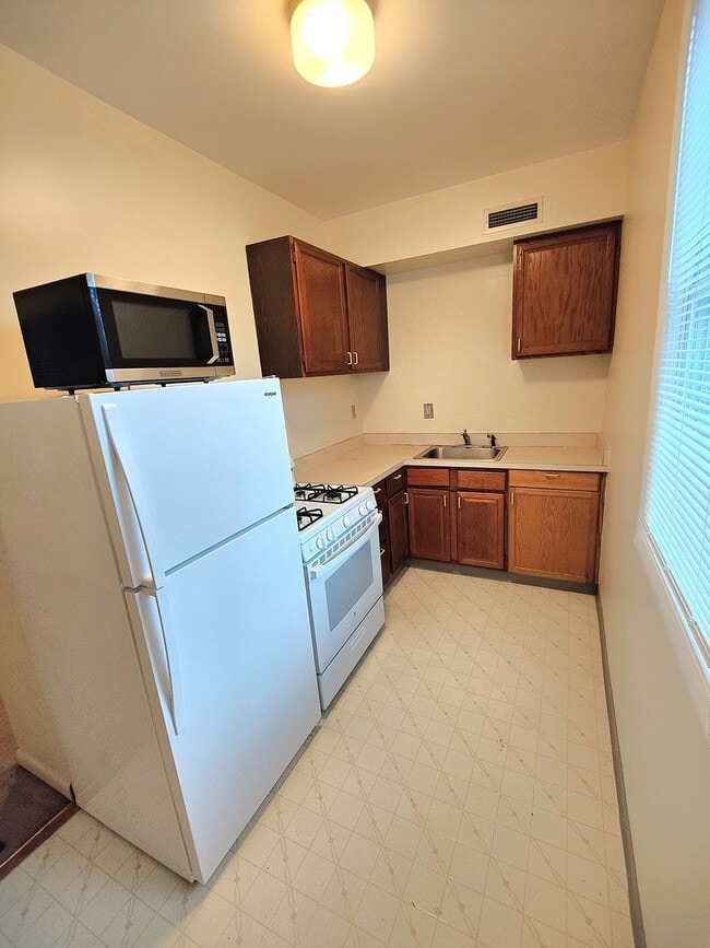 Building Photo - *Spacious 1BD/1BA 2nd Floor Apartment for rent in Dormont*