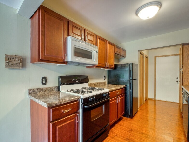 Building Photo - 1514 Peachtree Ln