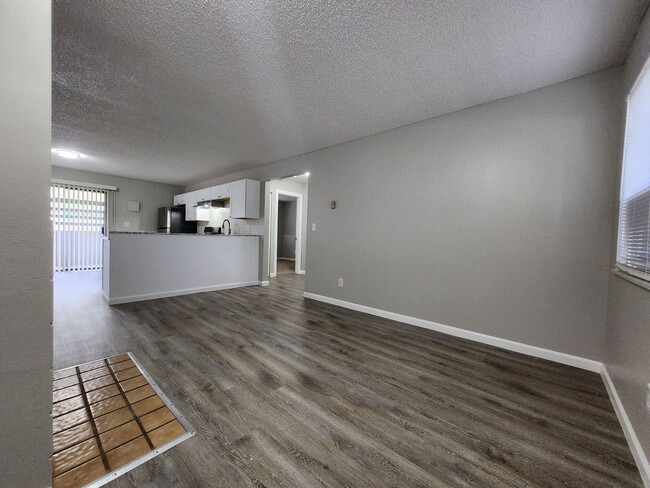 Building Photo - 2922 Straus Ln