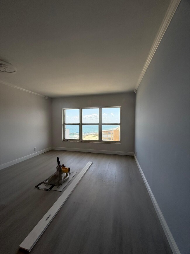 Building Photo - 405 N Ocean Blvd