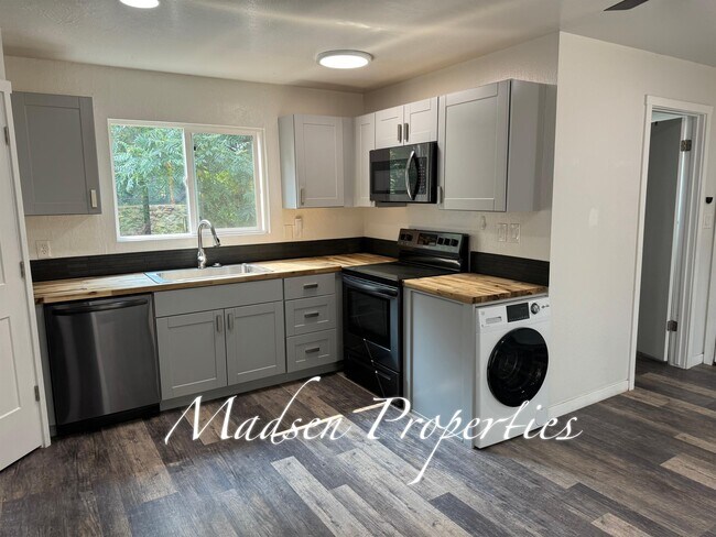 Building Photo - 20 Fairhill Dr