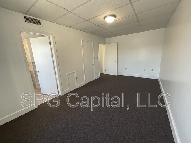 Building Photo - 5 Center Square