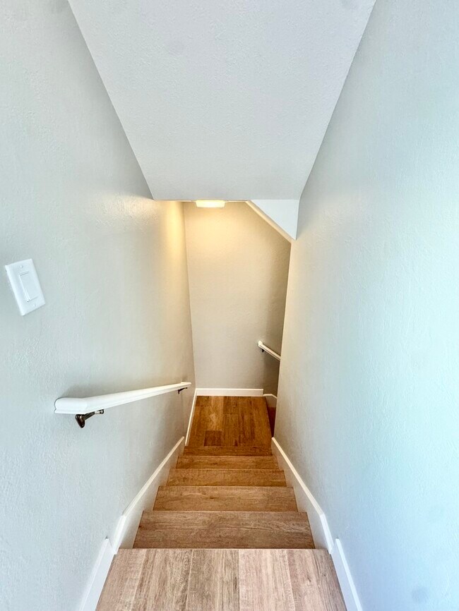 Building Photo - Beaitifully updated 2 bedroom 1.5 bathroom...